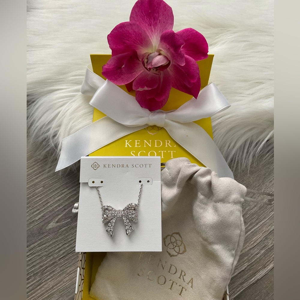 🎀 KENDRA SCOTT Krista Silver Bow Short Pendant Necklace White Mix Pearl